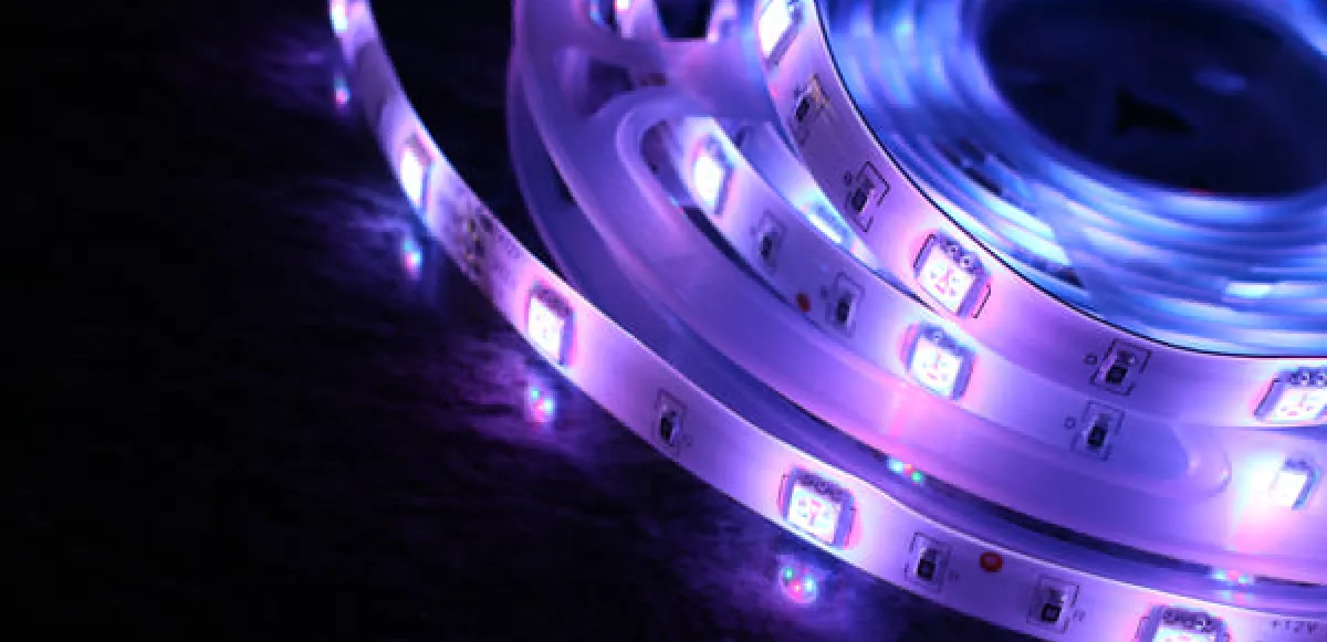Tira de LED enrollada con iluminación azul