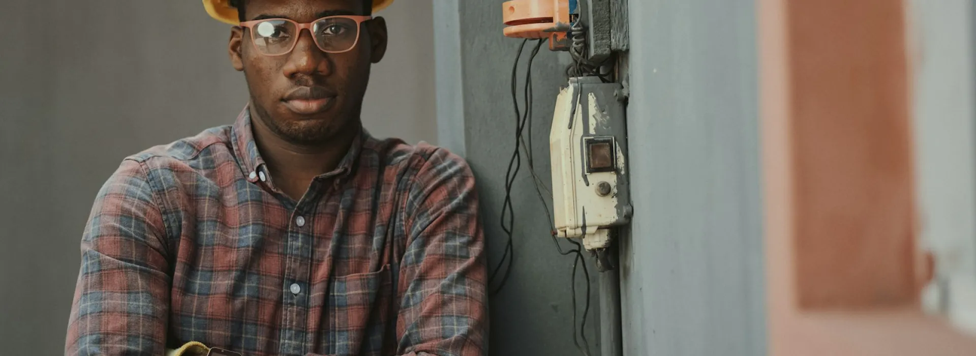 Profesional junto a una instalación eléctrica y su cuadro