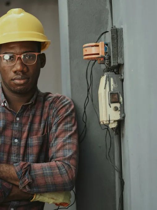 Profesional junto a una instalación eléctrica y su cuadro
