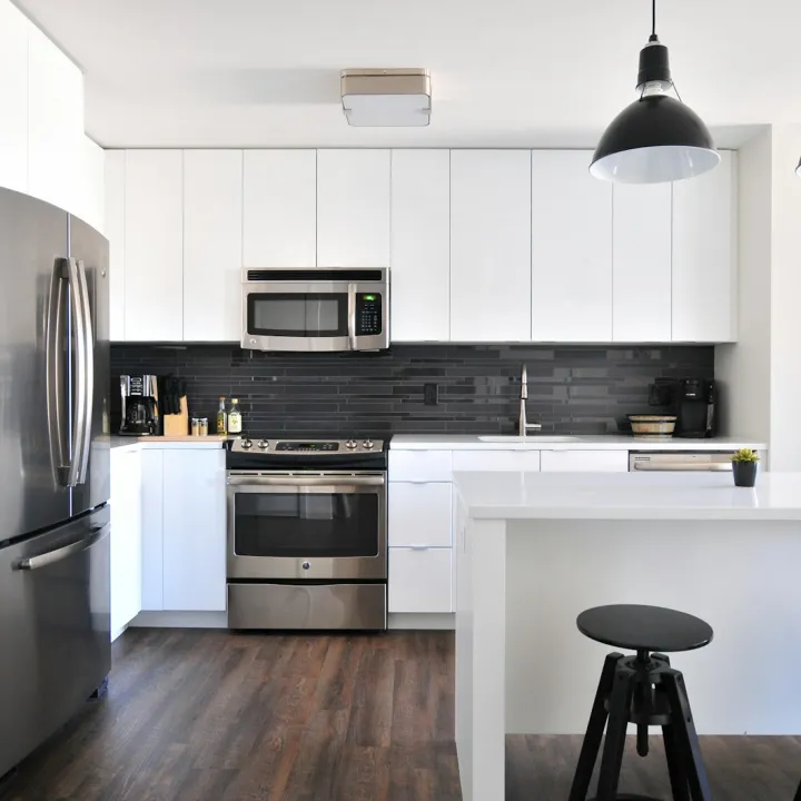 Interior de una vivienda con iluminación integrada