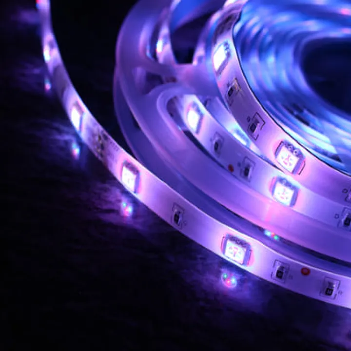 Tira de LED enrollada con iluminación azul