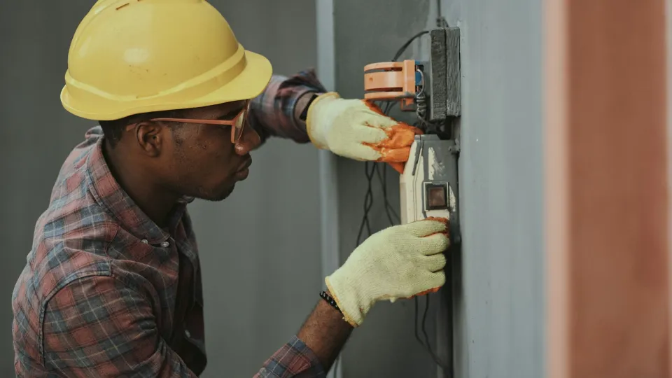 Electricista revisando conexiones en un cuadro eléctrico